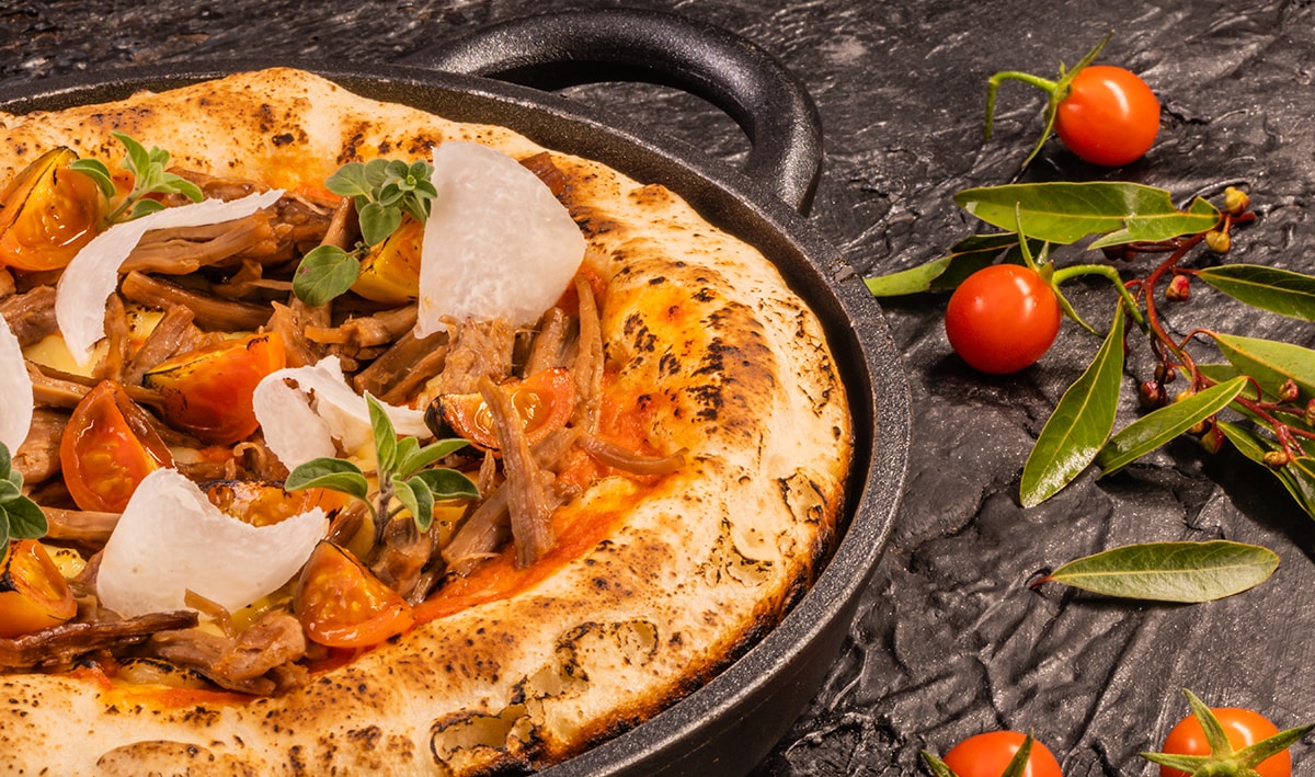 Pizza Gruesa al sartén con Carne Deshebrada – - Receta