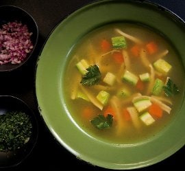 Caldo de Pollo con Vegetales Caldo de Pollo con Vegetales