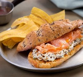 Sándwich de Salmón con Mayonesa de Alcaparras Sándwich de Salmón con Mayonesa de Alcaparras