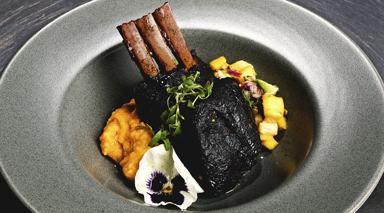 Chuletas de Cordero con Costra Negra – - Receta