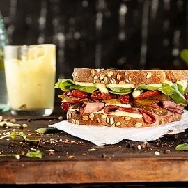 SANDWICH DE PASTRÓN, RÚGULA Y PEPINILLOS SANDWICH DE PASTRÓN, RÚGULA Y PEPINILLOS