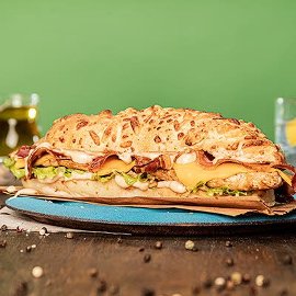 SANDWICH DE POLLO, CHEDDAR Y ADEREZO DE BBQ SANDWICH DE POLLO, CHEDDAR Y ADEREZO DE BBQ