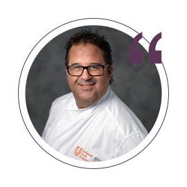 Los chefs tienen un papel importante que desempeñar a la hora de ofrecer soluciones a las inquietudes medioambientales y éticas que plantean los sistemas alimentarios tradicionales. Los chefs tienen un papel importante que desempeñar a la hora de ofrecer soluciones a las inquietudes medioambientales y éticas que plantean los sistemas alimentarios tradicionales.