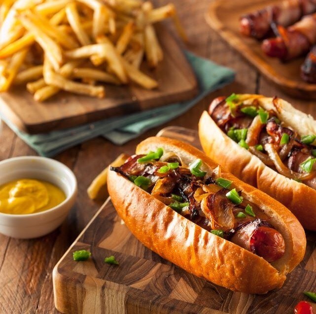 Haz un hot dog creativo que tenga el sello de tu negocio