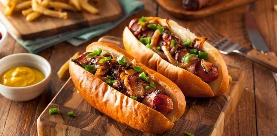 Haz un hot dog creativo que tenga el sello de tu negocio