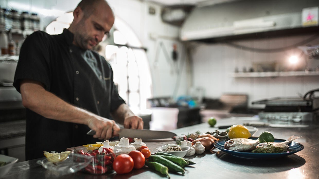 Chef realizando el mise en place en su cocina. Chef realizando el mise en place en su cocina.