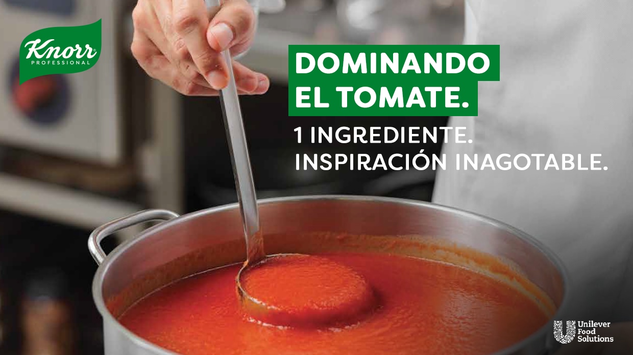 Chef preparando una salsa de tomate. Chef preparando una salsa de tomate.