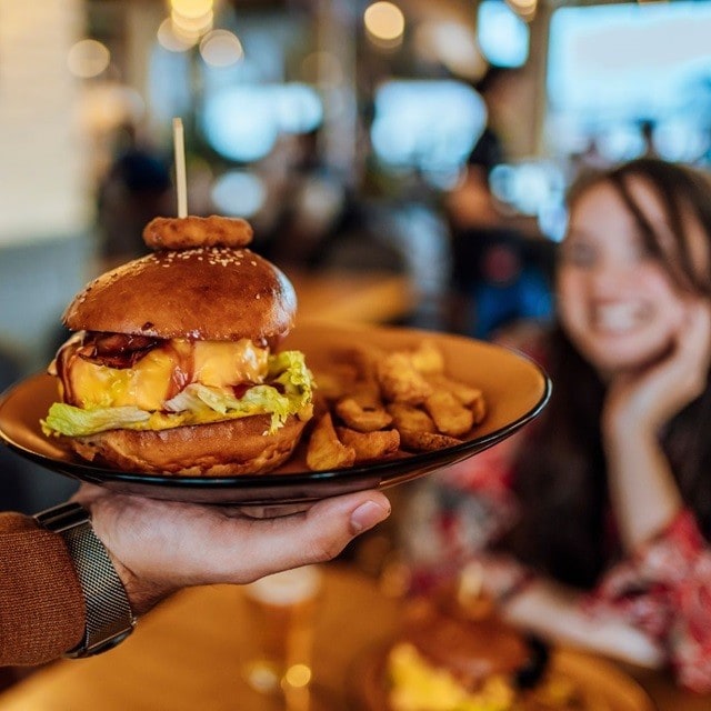 Lleva tus hamburguesas a otro nivel con estos aderezos e ingredientes originales