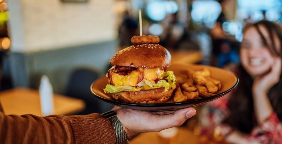 Lleva tus hamburguesas a otro nivel con estos aderezos e ingredientes originales