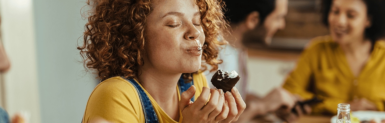 saboreando-alimento-indulgente saboreando-alimento-indulgente