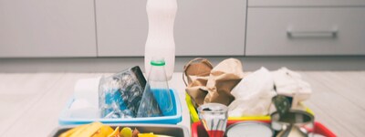 Imagen de cocina con botes de basura Imagen de cocina con botes de basura
