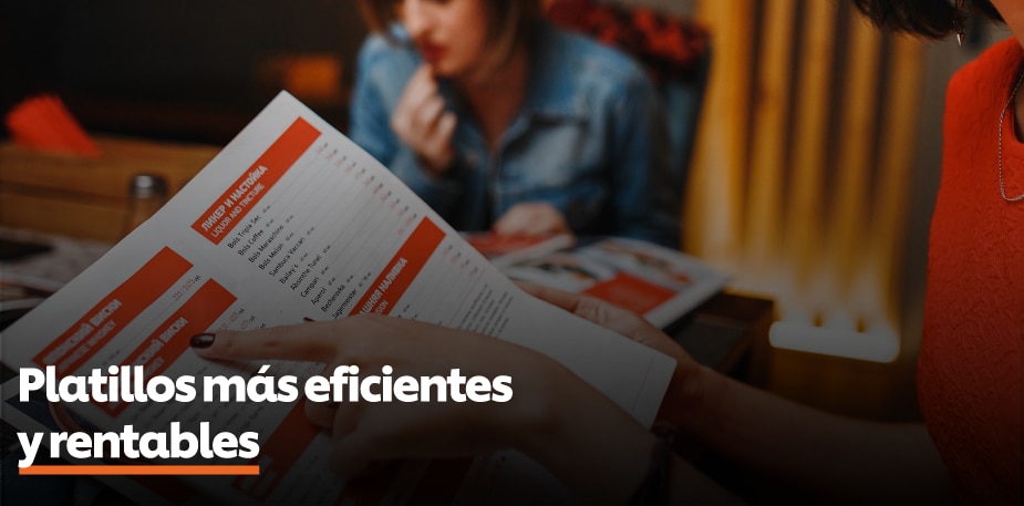 Persona leyendo un menú